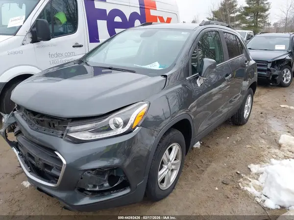 KL7CJPSB2JB636780 2018 CHEVROLET TRAX - Image 2