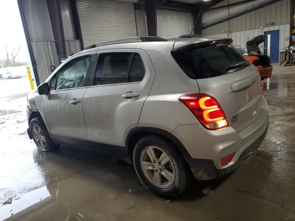 KL7CJPSB2JB702566 2018 CHEVROLET TRAX - Image 2