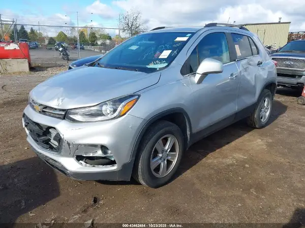 KL7CJPSB2JB703135 2018 CHEVROLET TRAX - Image 2