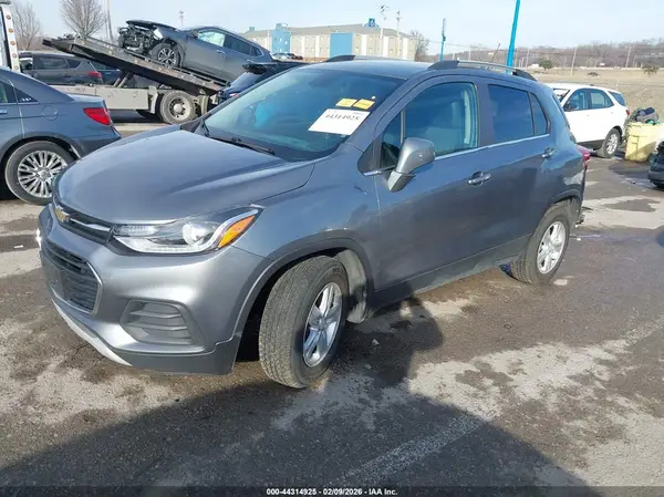 KL7CJPSB2KB917723 2019 CHEVROLET TRAX - Image 2