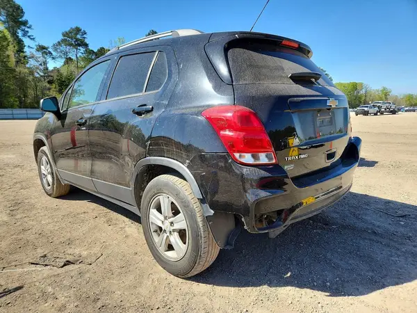 KL7CJPSB2MB322812 2021 CHEVROLET TRAX - Image 2