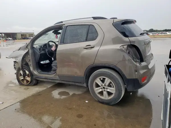 KL7CJPSB2MB327105 2021 CHEVROLET TRAX - Image 2