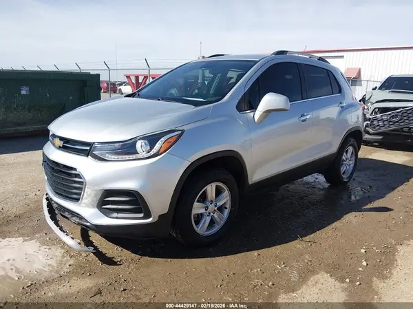 KL7CJPSB3JB607126 2018 CHEVROLET TRAX - Image 2