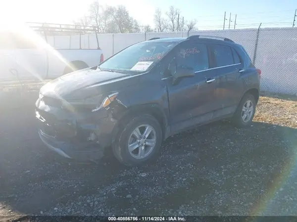 KL7CJPSB3JB693604 2018 CHEVROLET TRAX - Image 2