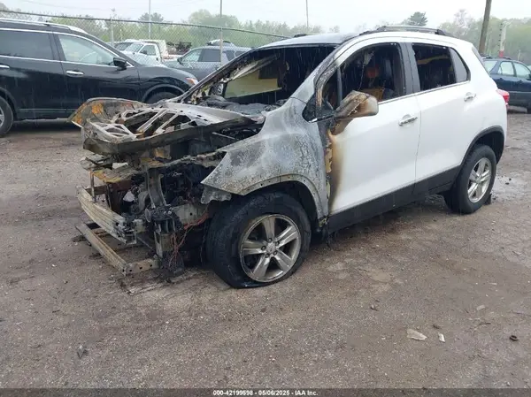 KL7CJPSB3JB710952 2018 CHEVROLET TRAX - Image 2