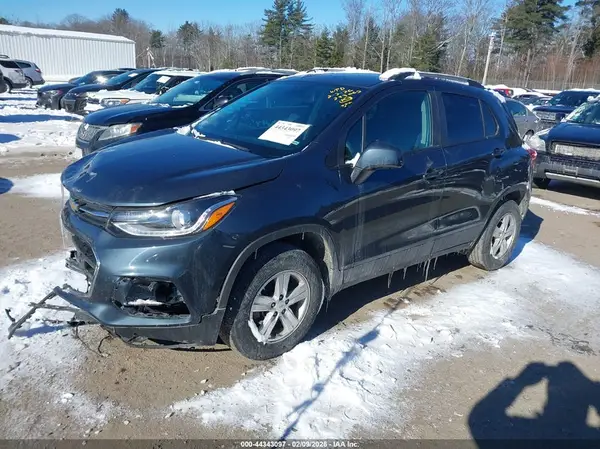 KL7CJPSB3MB332877 2021 CHEVROLET TRAX - Image 2
