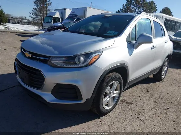 KL7CJPSB4JB557613 2018 CHEVROLET TRAX - Image 2