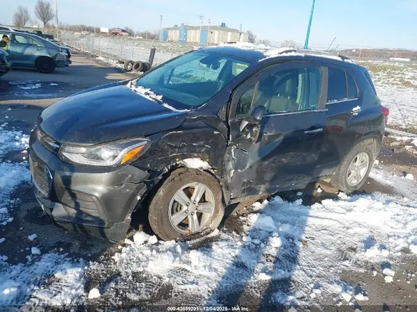 KL7CJPSB4JB673085 2018 CHEVROLET TRAX - Image 2