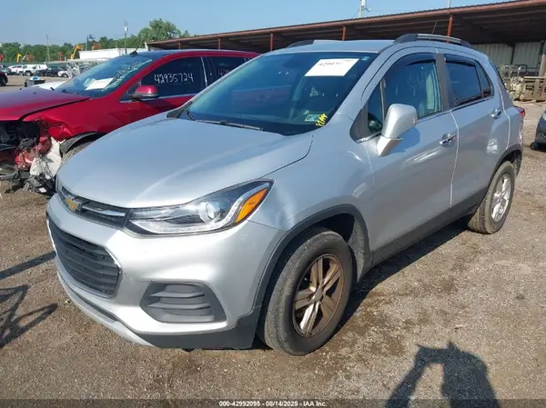 KL7CJPSB4JB711673 2018 CHEVROLET TRAX - Image 2