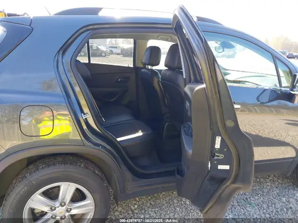 KL7CJPSB4JB729493 2018 CHEVROLET TRAX - Image 8
