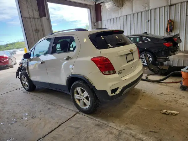 KL7CJPSB5JB607113 2018 CHEVROLET TRAX - Image 2