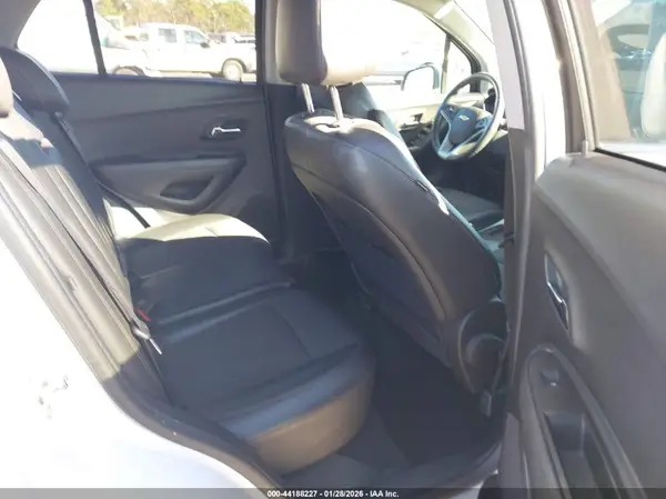 KL7CJPSB5JB610965 2018 CHEVROLET TRAX - Image 8