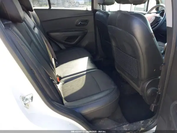KL7CJPSB5JB650785 2018 CHEVROLET TRAX - Image 8