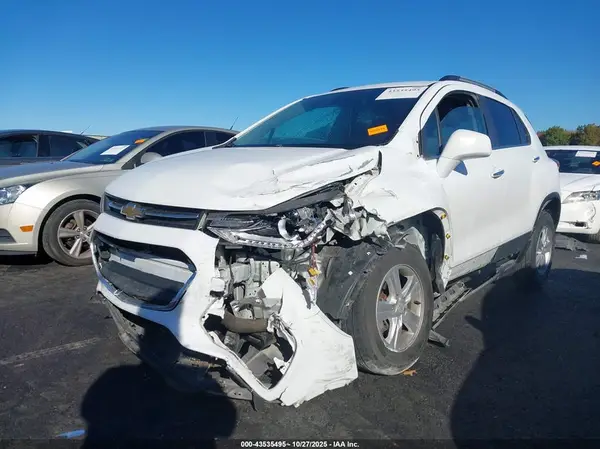 KL7CJPSB5JB710256 2018 CHEVROLET TRAX - Image 2