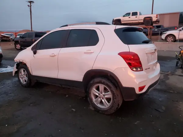 KL7CJPSB5MB351043 2021 CHEVROLET TRAX - Image 2