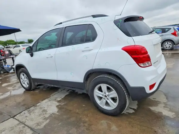 KL7CJPSB5MB359191 2021 CHEVROLET TRAX - Image 2