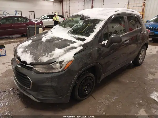 KL7CJPSB6JB557242 2018 CHEVROLET TRAX - Image 2