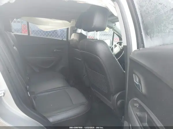 KL7CJPSB7JB613897 2018 CHEVROLET TRAX - Image 8