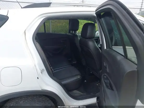 KL7CJPSB7JB651193 2018 CHEVROLET TRAX - Image 8