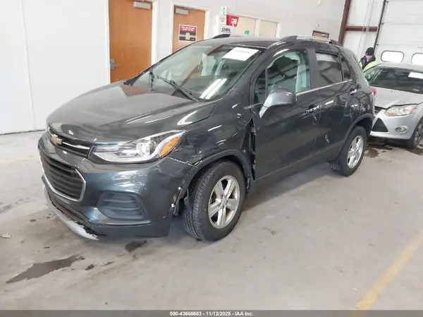 KL7CJPSB7JB653686 2018 CHEVROLET TRAX - Image 2
