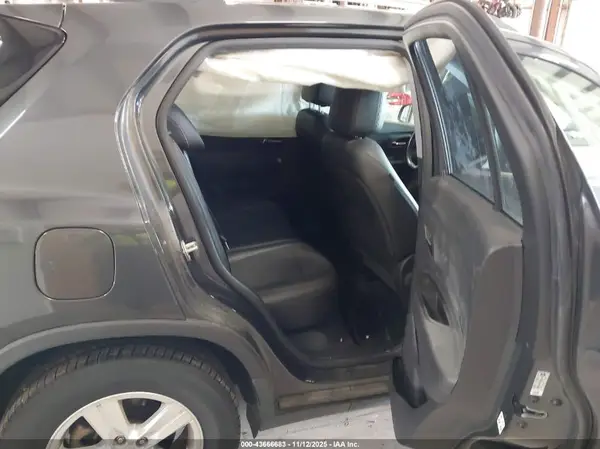 KL7CJPSB7JB653686 2018 CHEVROLET TRAX - Image 8