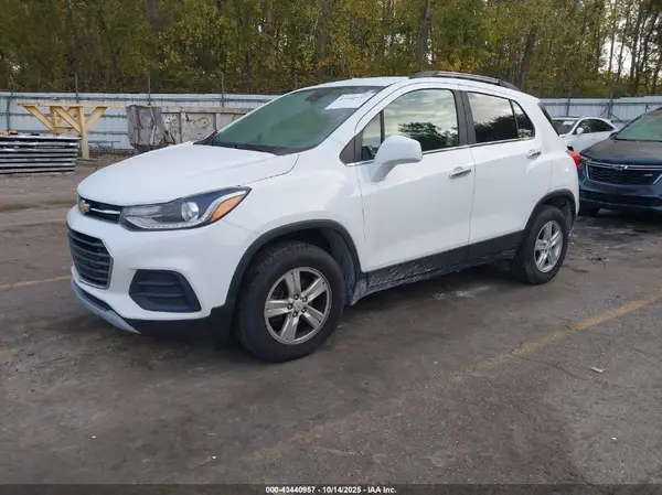 KL7CJPSB7JB654756 2018 CHEVROLET TRAX - Image 2