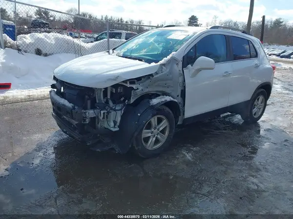 KL7CJPSB7JB671928 2018 CHEVROLET TRAX - Image 2
