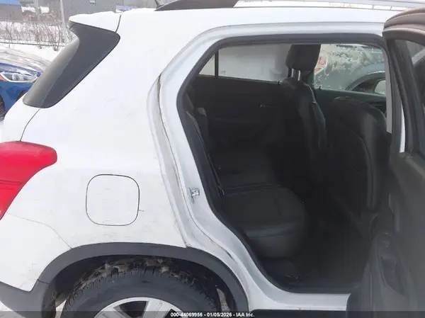 KL7CJPSB7JB685070 2018 CHEVROLET TRAX - Image 8