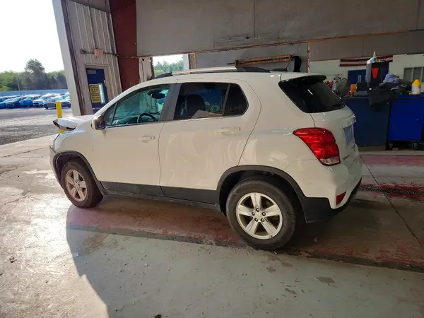 KL7CJPSB7LB318530 2020 CHEVROLET TRAX - Image 2