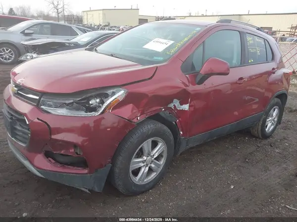 KL7CJPSB7MB335121 2021 CHEVROLET TRAX - Image 2