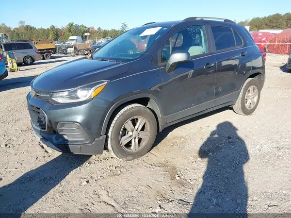 KL7CJPSB7MB351819 2021 CHEVROLET TRAX - Image 2