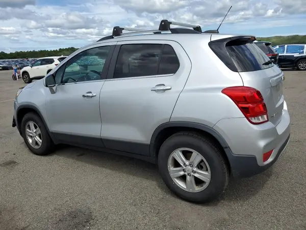 KL7CJPSB8JB605856 2018 CHEVROLET TRAX - Image 2