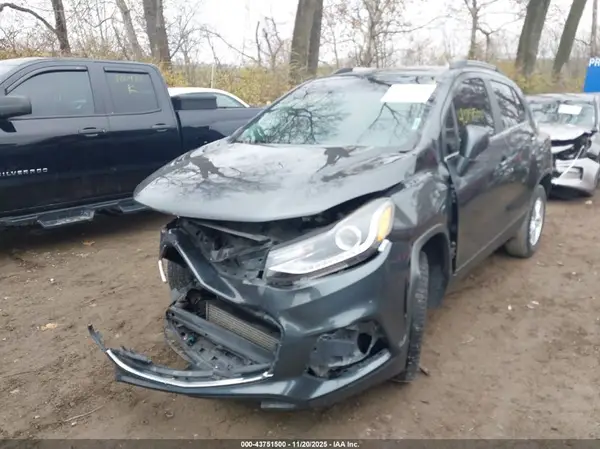 KL7CJPSB8JB610832 2018 CHEVROLET TRAX - Image 2