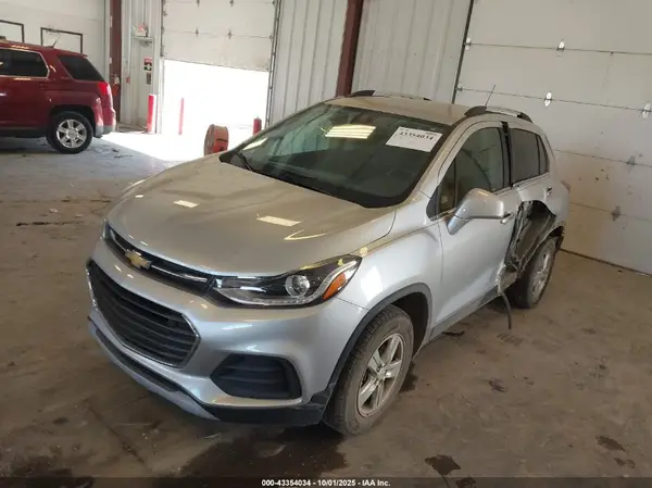 KL7CJPSB8JB679715 2018 CHEVROLET TRAX - Image 2