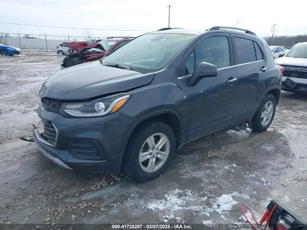 KL7CJPSB8JB710736 2018 CHEVROLET TRAX - Image 2
