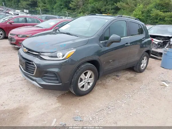 KL7CJPSB8JB725611 2018 CHEVROLET TRAX - Image 2