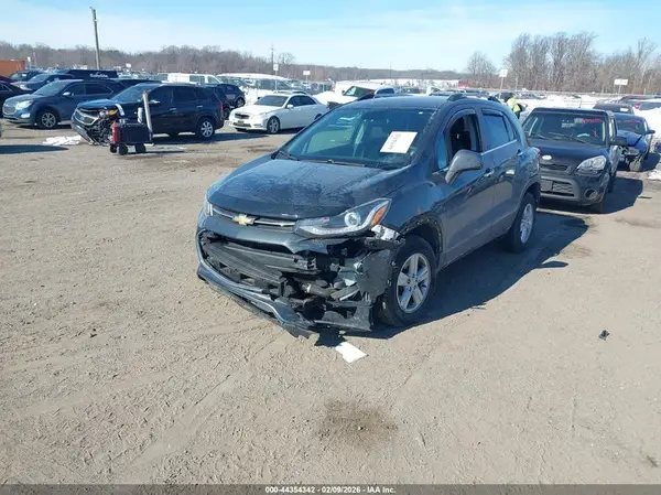 KL7CJPSB8JB726192 2018 CHEVROLET TRAX - Image 2