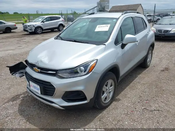 KL7CJPSB8MB305061 2021 CHEVROLET TRAX - Image 2