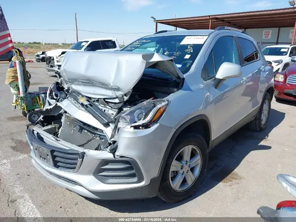 KL7CJPSB8MB322734 2021 CHEVROLET TRAX - Image 2