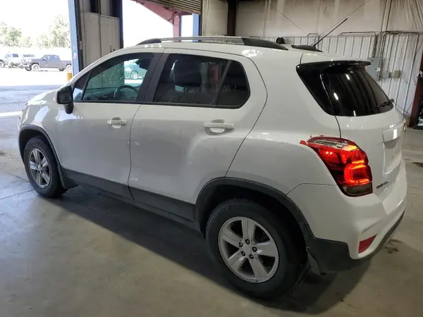 KL7CJPSB8MB356253 2021 CHEVROLET TRAX - Image 2