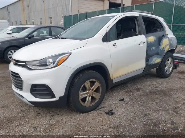 KL7CJPSB9JB649591 2018 CHEVROLET TRAX - Image 2