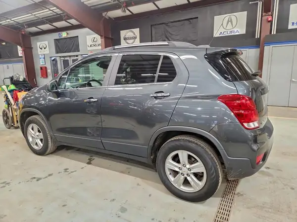 KL7CJPSB9JB667055 2018 CHEVROLET TRAX - Image 2