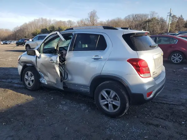 KL7CJPSB9JB699374 2018 CHEVROLET TRAX - Image 2