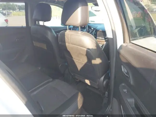 KL7CJPSB9JB705786 2018 CHEVROLET TRAX - Image 8