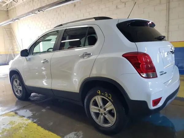 KL7CJPSBXJB572228 2018 CHEVROLET TRAX - Image 2