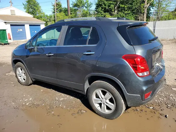 KL7CJPSBXJB587599 2018 CHEVROLET TRAX - Image 2