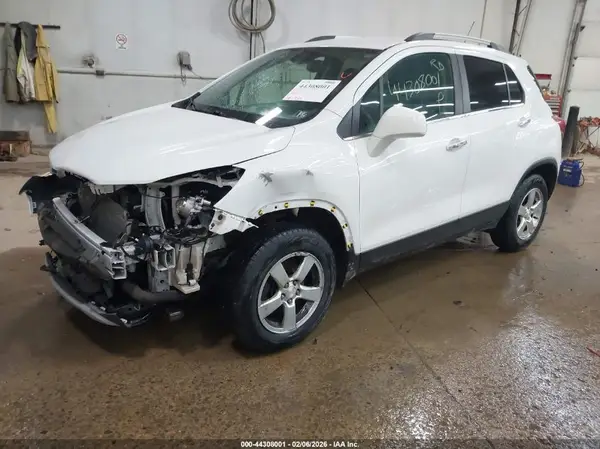 KL7CJPSBXJB611111 2018 CHEVROLET TRAX - Image 2