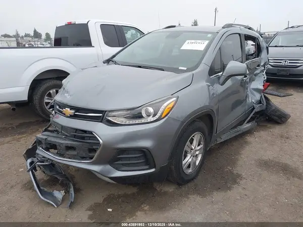 KL7CJPSBXKB792339 2019 CHEVROLET TRAX - Image 2