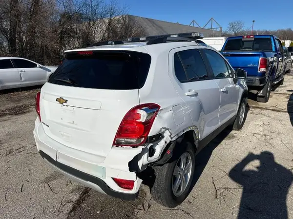 KL7CJPSM0NB565831 2022 CHEVROLET TRAX - Image 2