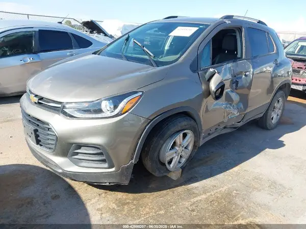 KL7CJPSM0NB568096 2022 CHEVROLET TRAX - Image 2